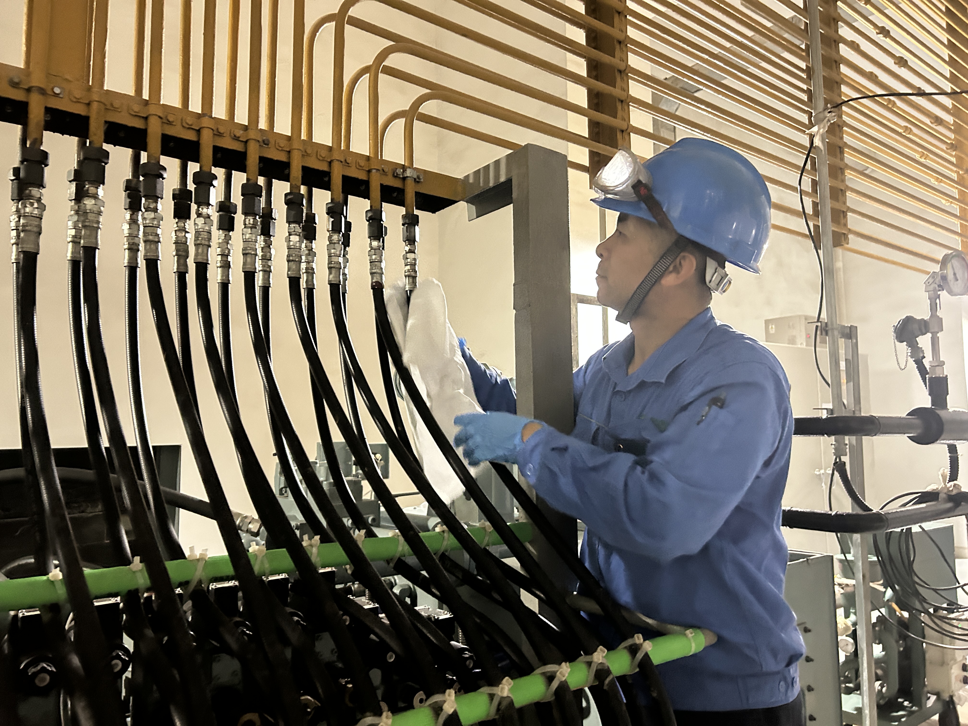 劳动创立优美生涯 | 致敬征途国际官网劳动模范