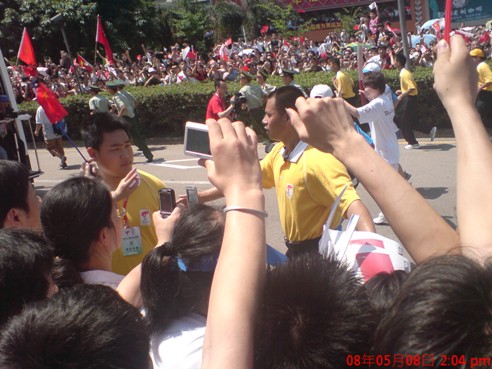 征途国际官网集团员工喜迎奥运圣火